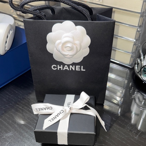 CHANEL Gold and Pearl Brooch - Picture 9 of 10